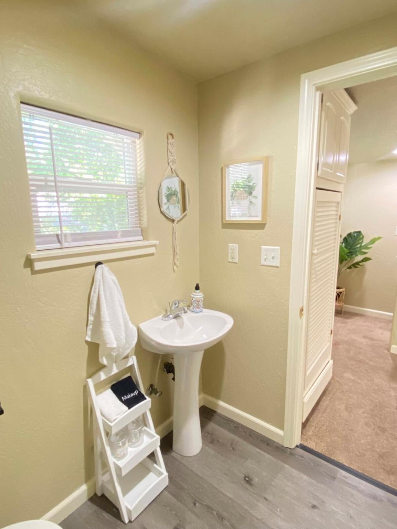 Near Downtown- Kitchen-Washerdryer-Parking Medford Buitenkant foto
