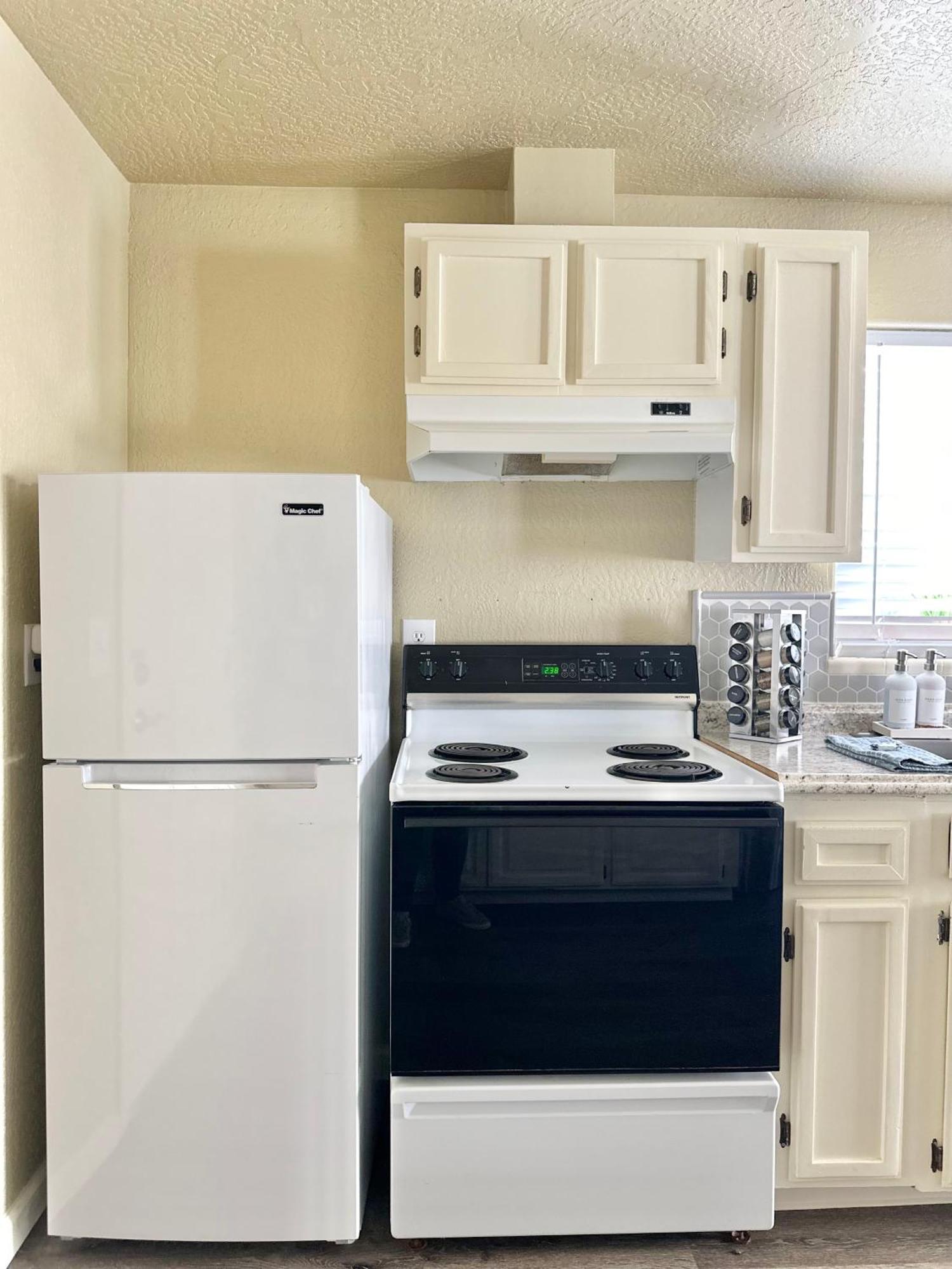 Near Downtown- Kitchen-Washerdryer-Parking Medford Buitenkant foto