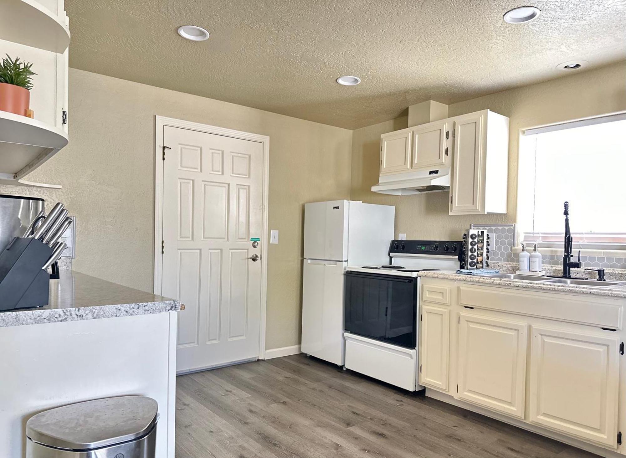 Near Downtown- Kitchen-Washerdryer-Parking Medford Buitenkant foto